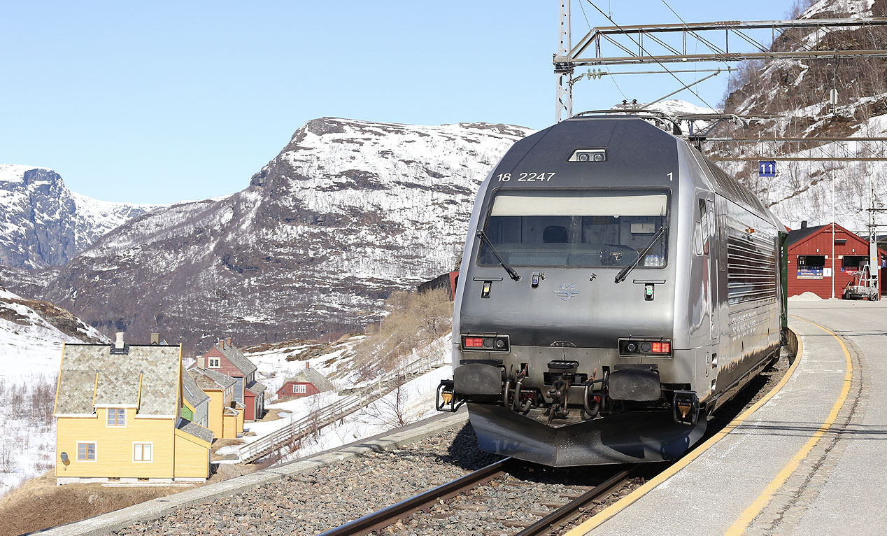 ベルゲン急行とフロム鉄道でノルウェーの世界遺産 フィヨルドへ！