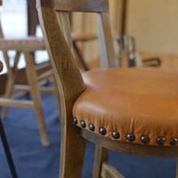 小さな工房にあふれるレトロ家具『ひだり堂』