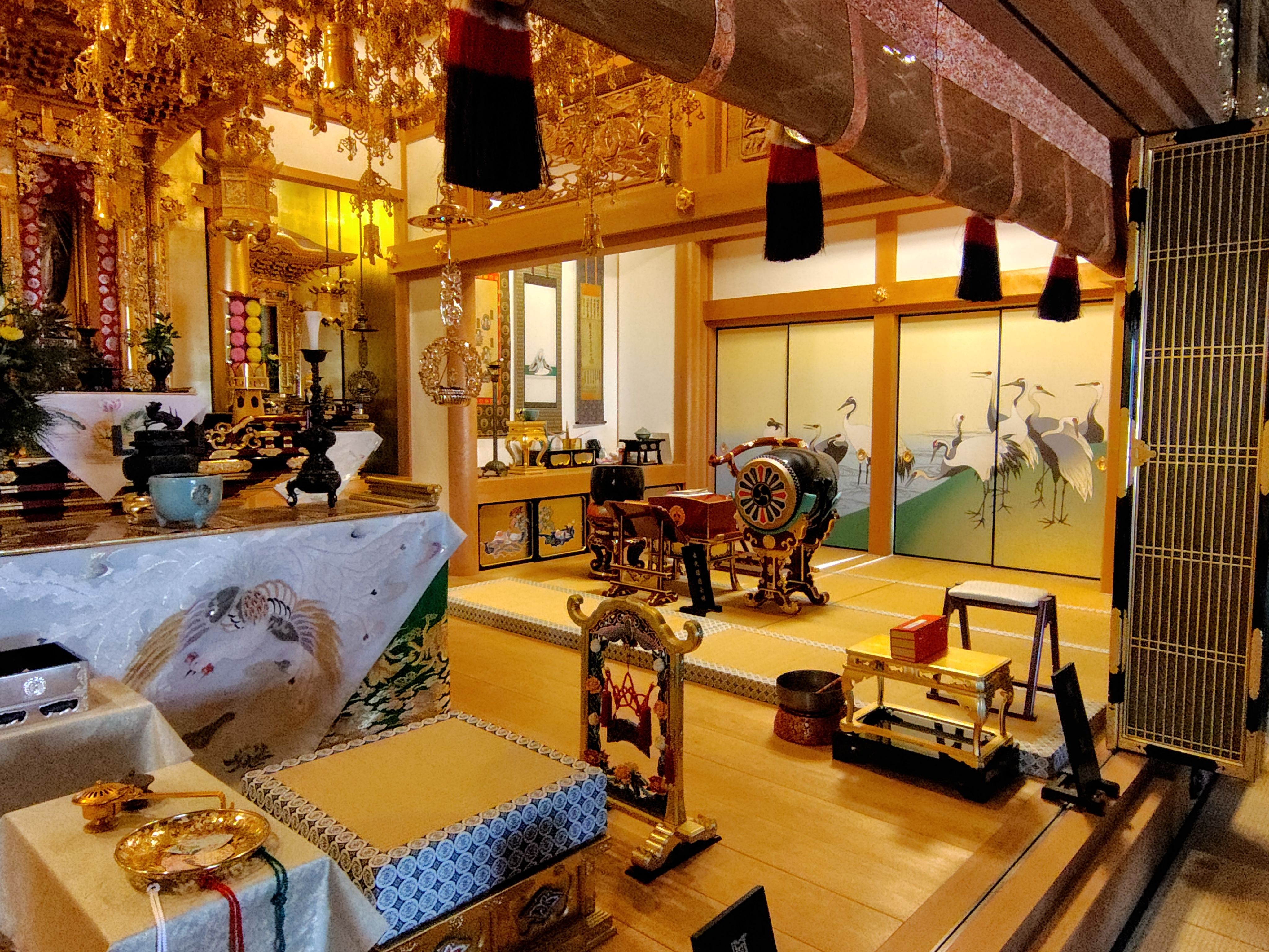 お寺の本堂の襖紙に採用していただきました。