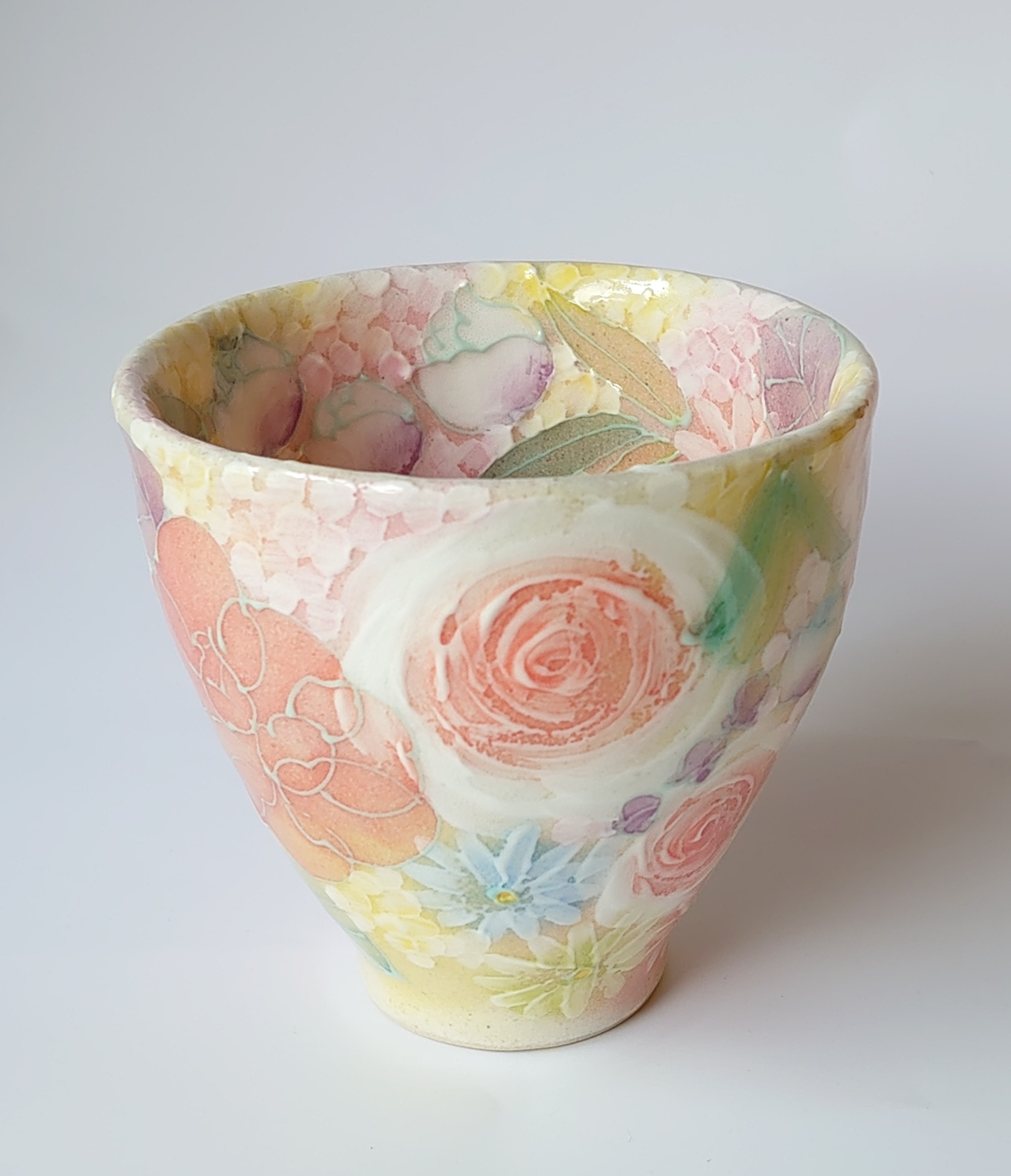 工房ゆずりは　平安雅花お湯呑み47030　多色遣いがとても綺麗な絵柄です是非自分へのご褒美におすすめ
