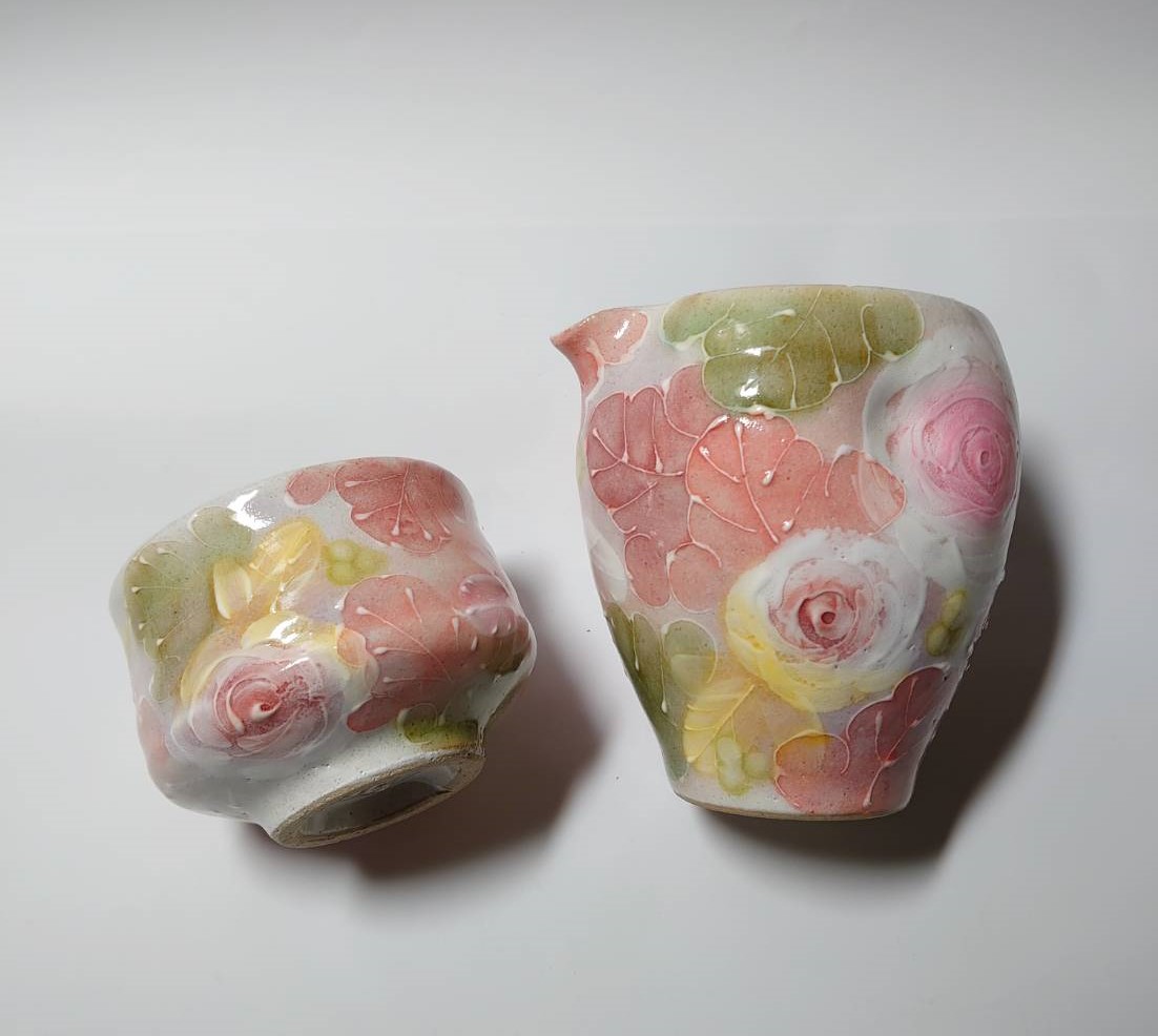 工房ゆずりは　釉彩ローズ酒器セット掲載しましたデフォルメされた薔薇がとても綺麗な商品です。