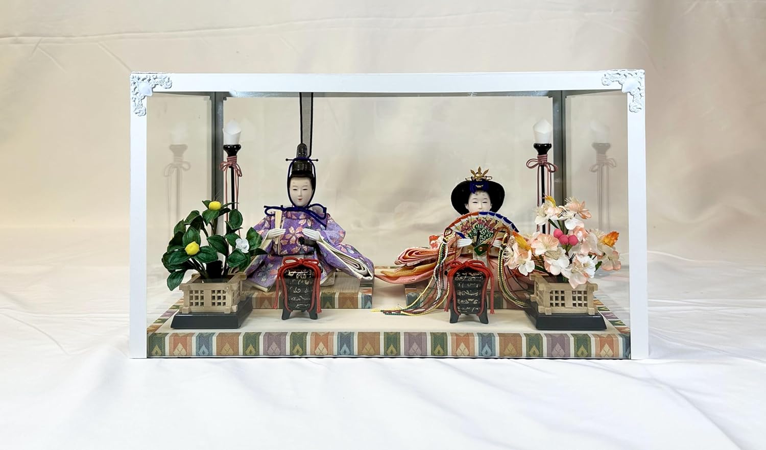 上品で愛らしい白枠ガラスケース入り雛人形🎎