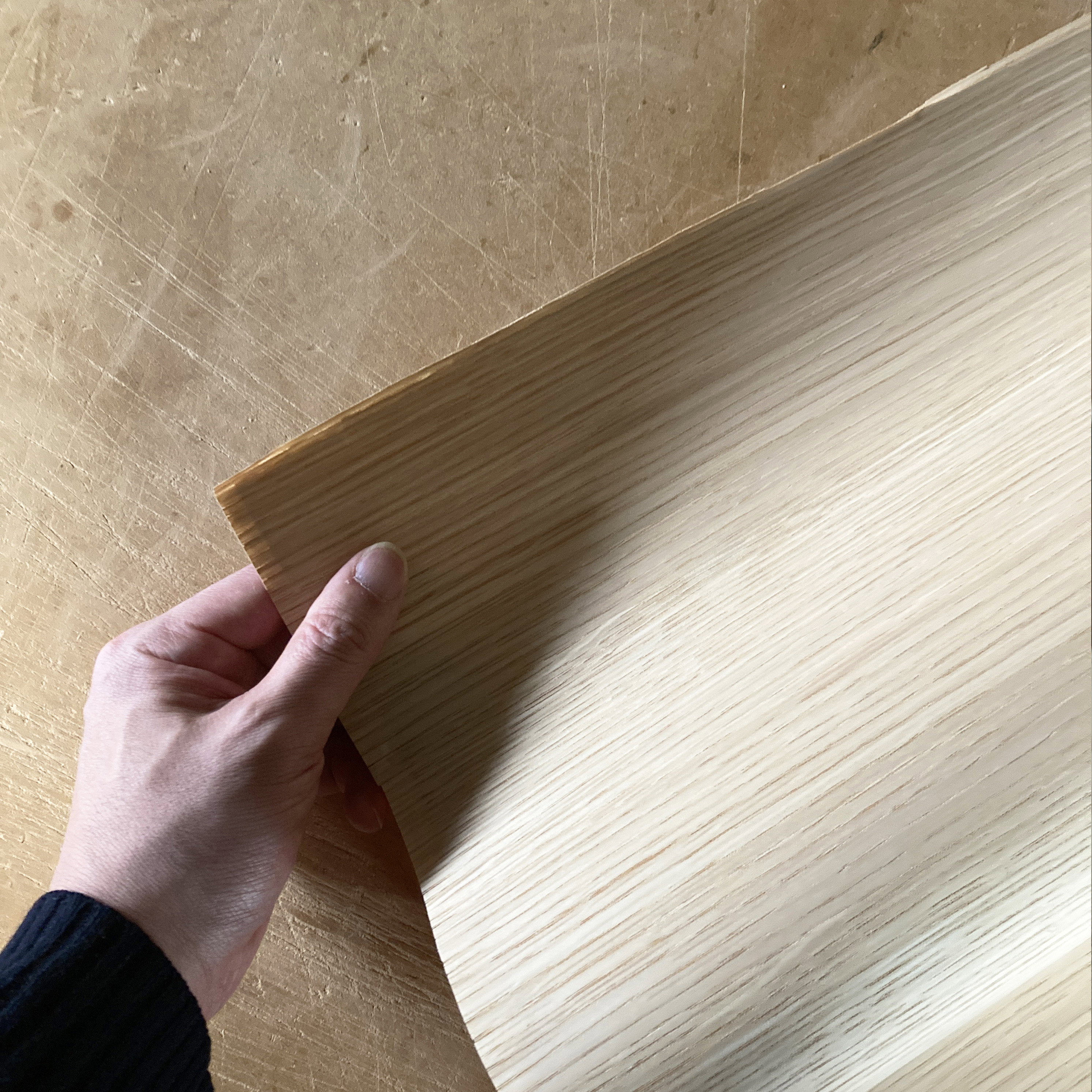 表面材は環境に配慮した効率的な突板材を使用しています。