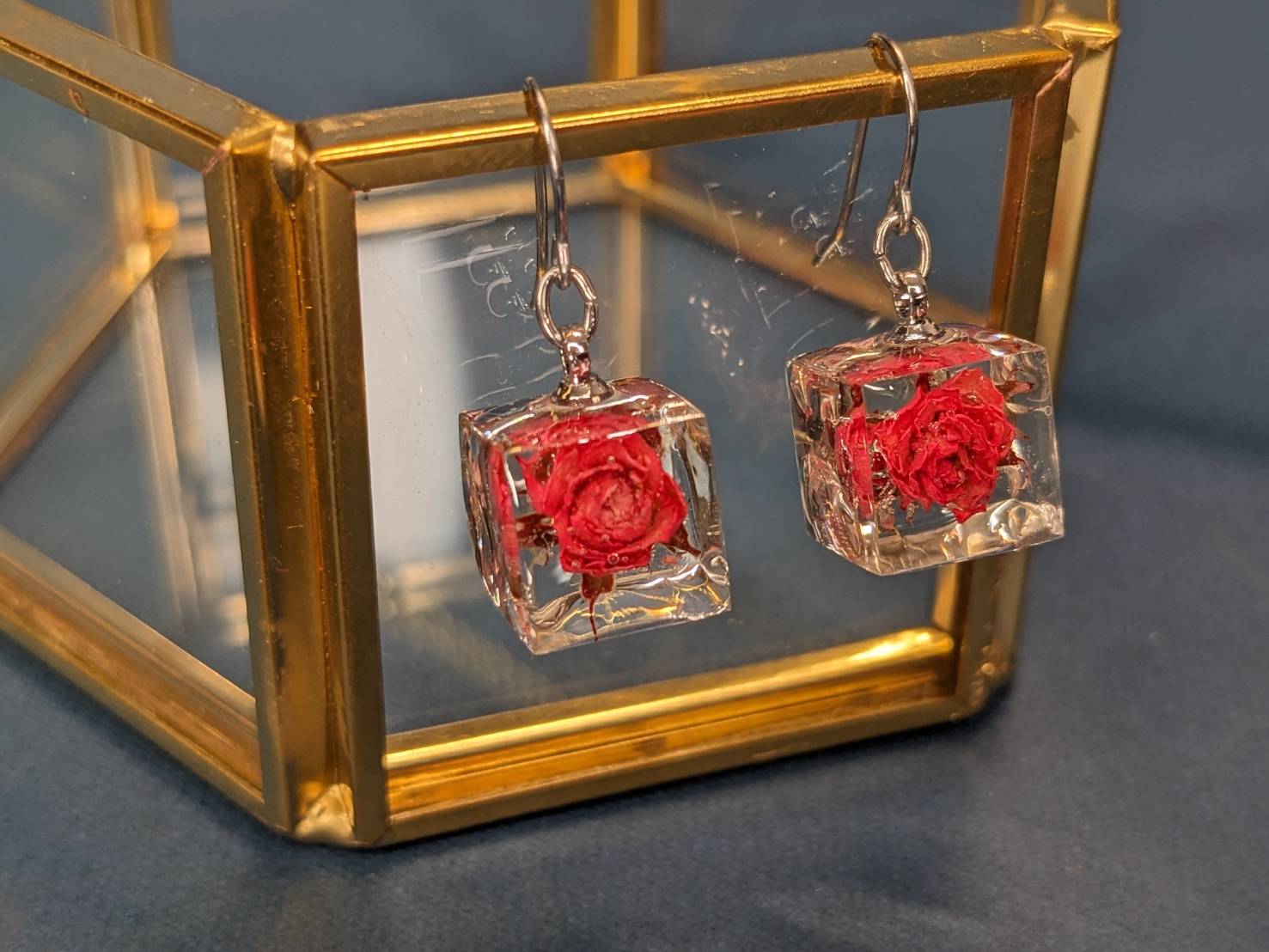 輝く自信を手に入れる！リトルウッズ（薔薇）レジンピアス - 赤×シルバー