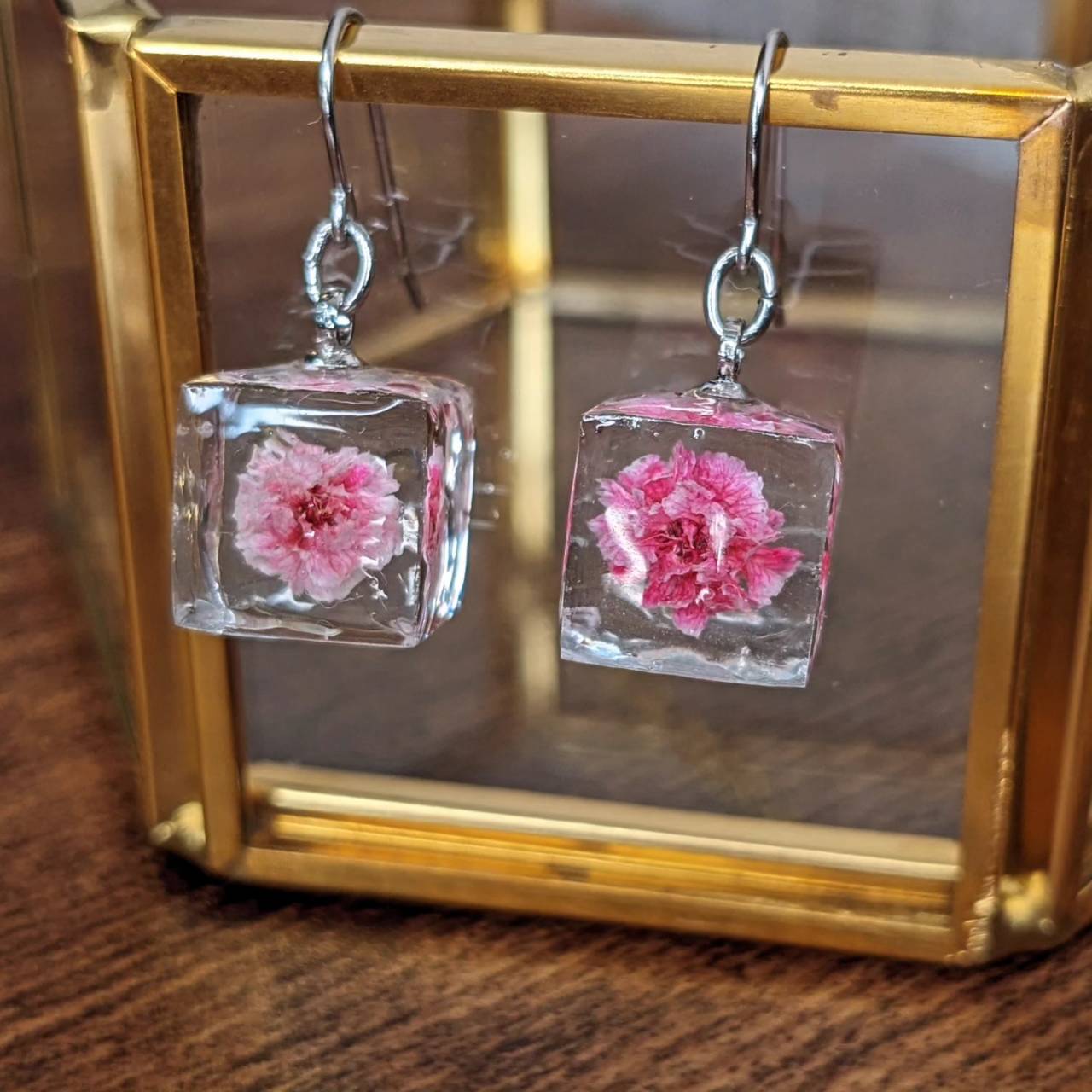 「花咲くピンクのかすみ草ピアス」