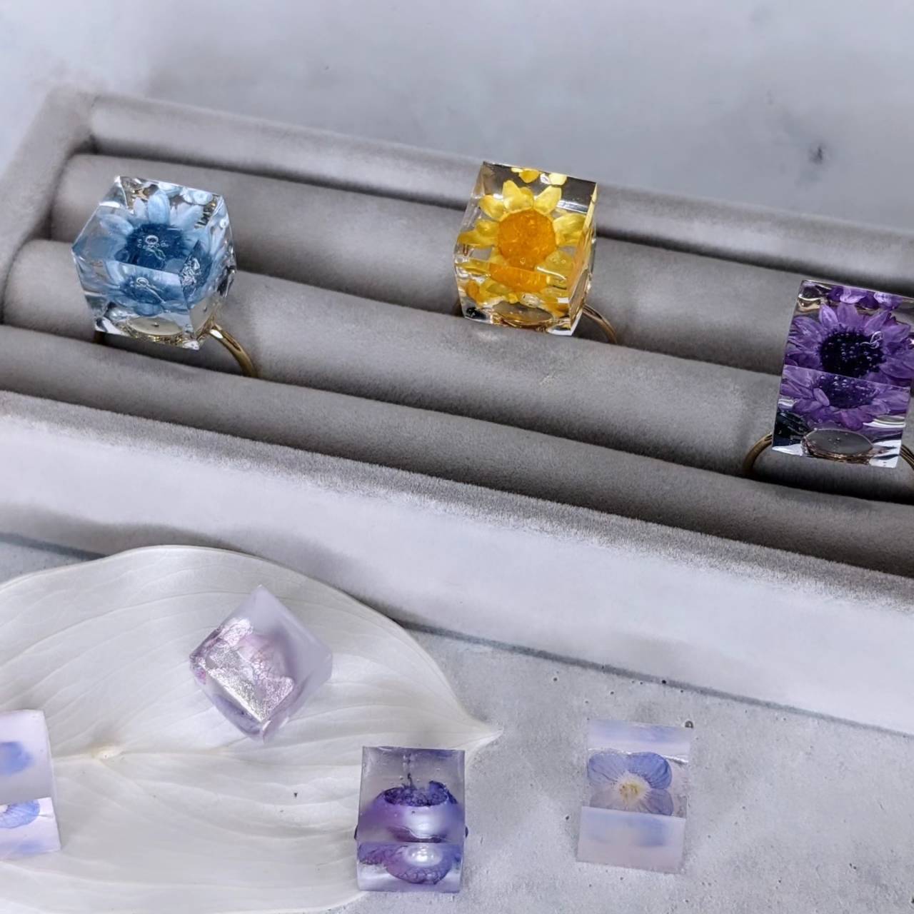 自然の息吹を感じるアクセサリー：スターフラワーキューブレジンリング