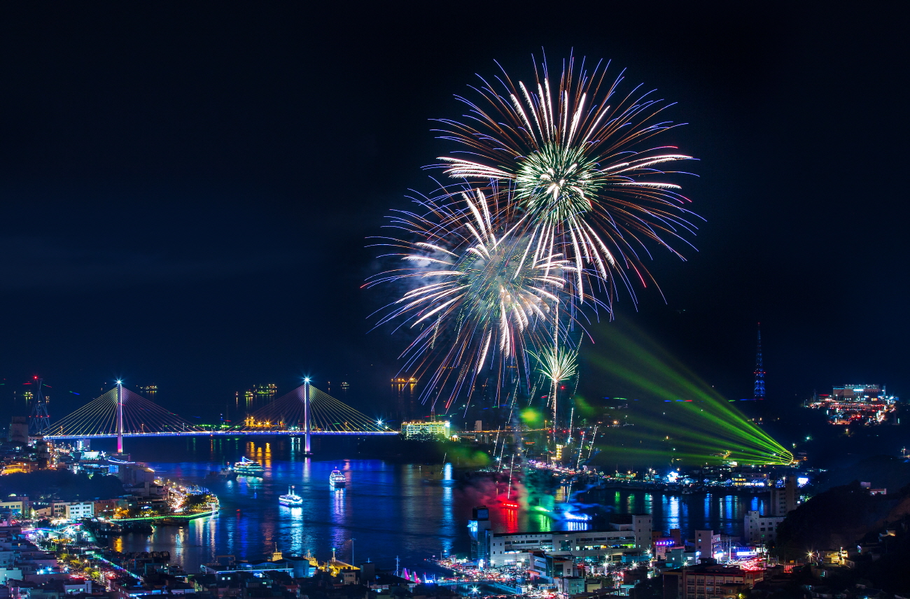 10月26日 麗水の夜の海、 花火フェスティバル