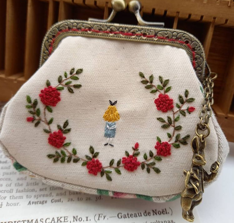 刺繍作家さまに当店チャームをご利用いただきました