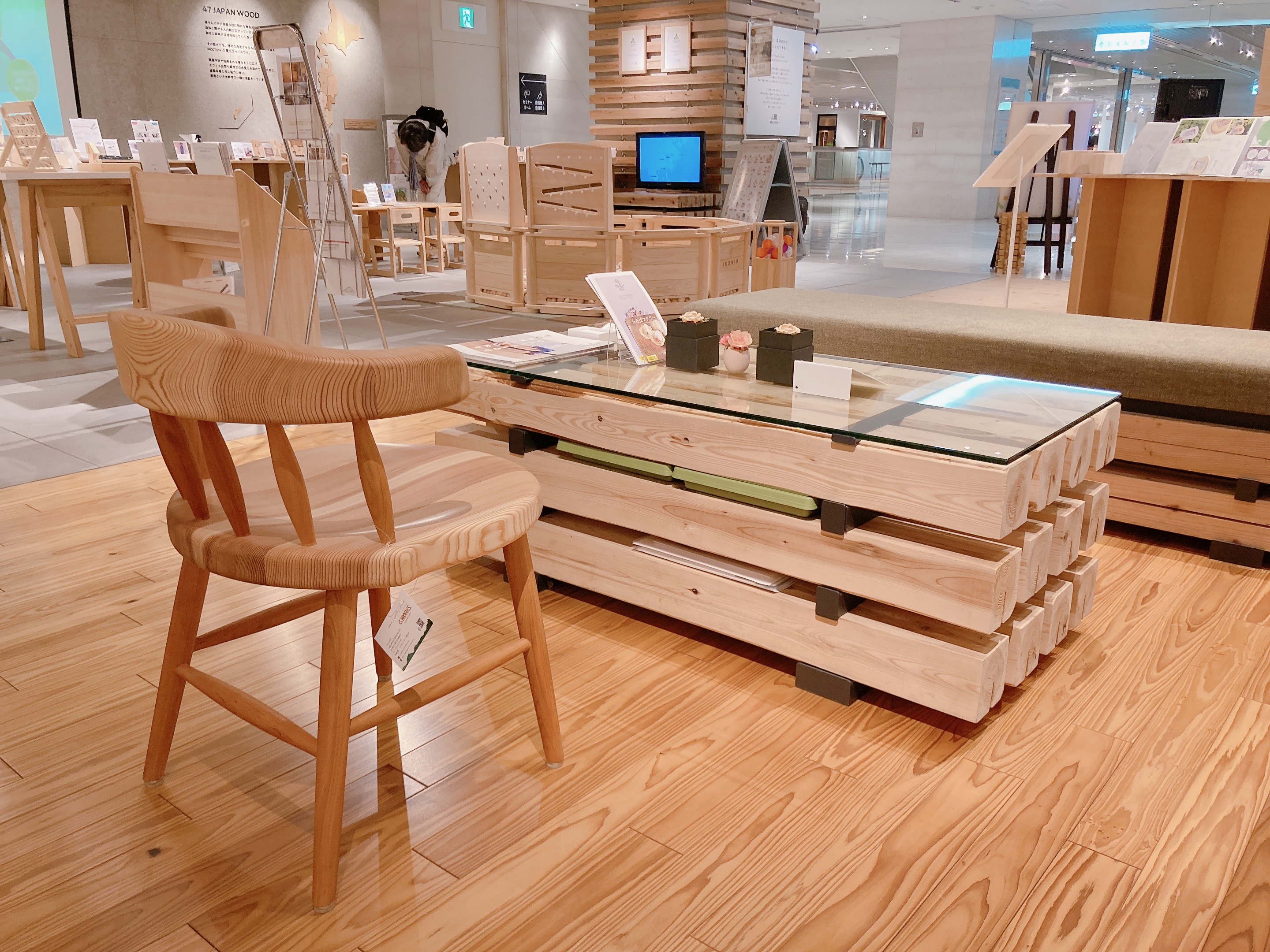 東京・新宿MOCTIONにてコシイス・コシロッキングチェア展示中