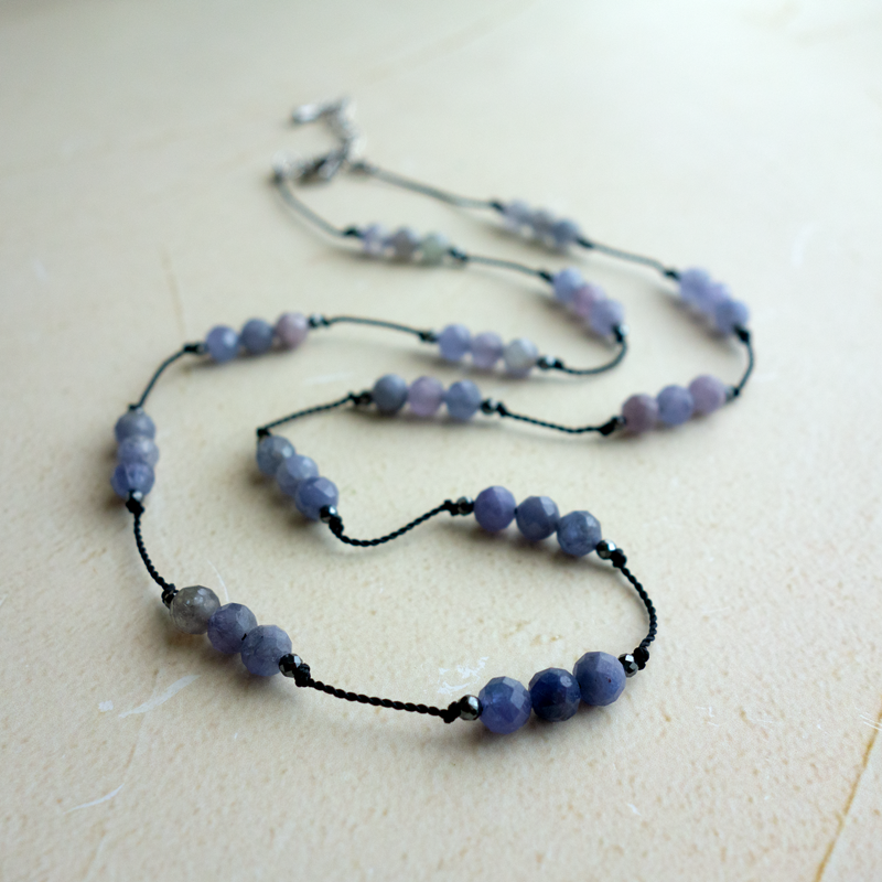 「タンザナイト」をしなやかなシルクコードにあしらい、軽やかで上品なネックレスに...