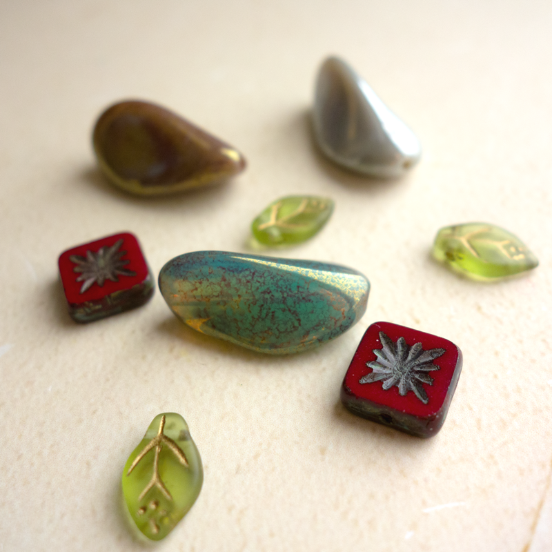 チェコビーズ*透明でも不透明でもない中間の質感_小さなアートピース