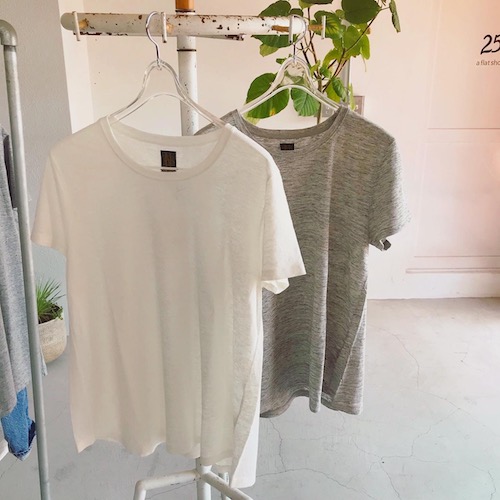 BTONERのリネンTシャツとスリーブレス
