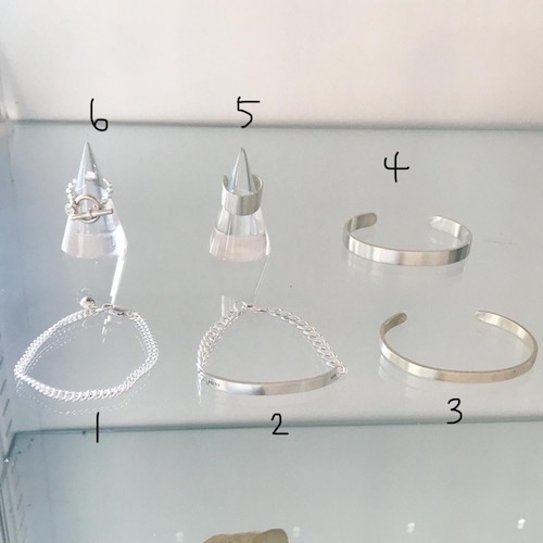 シルバーアクセサリーを着用した感じです。