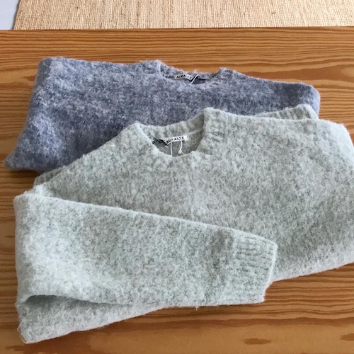 AURALEEの新作ニット