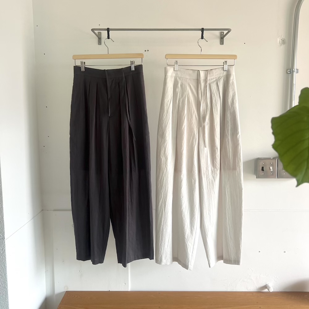 Nikki ESSENCIAL PIECES 夏のトラウザー&BATONER Tシャツ