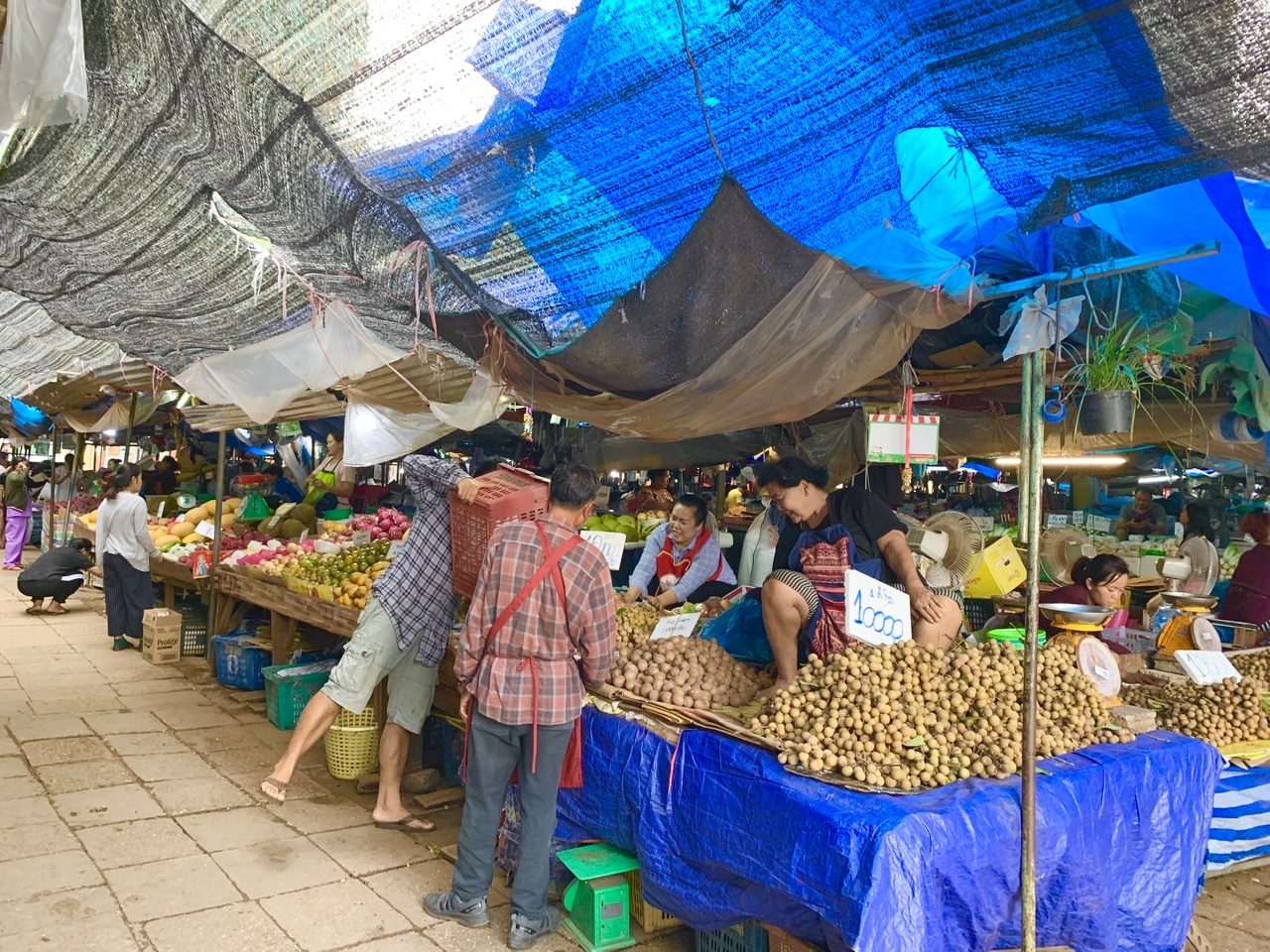 ラオスでも一部の市場で「レジ袋廃止」されています。