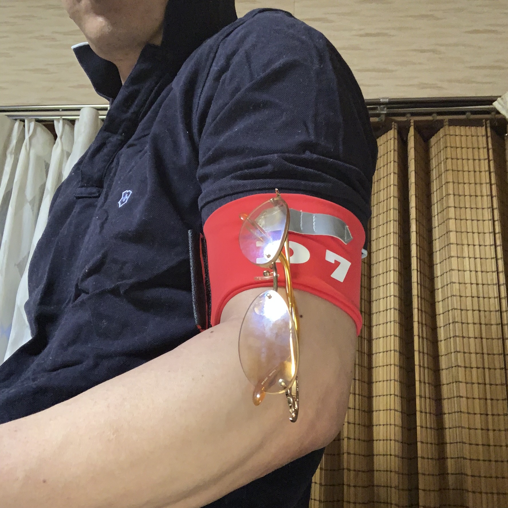 左腕にサングラスというチャームポイントを❗️