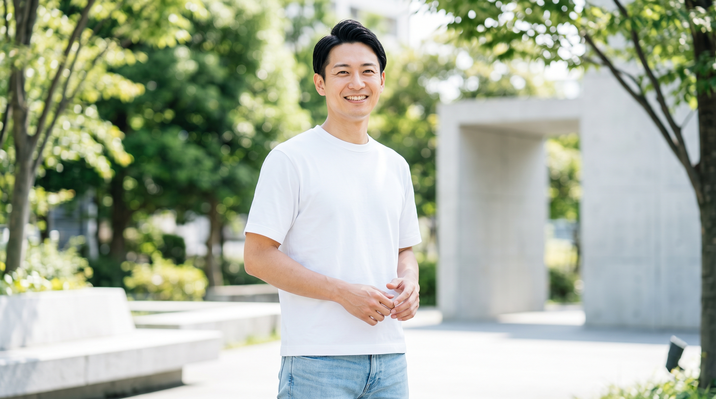 夏の白Tシャツを1枚で着るためのインナー活用法
