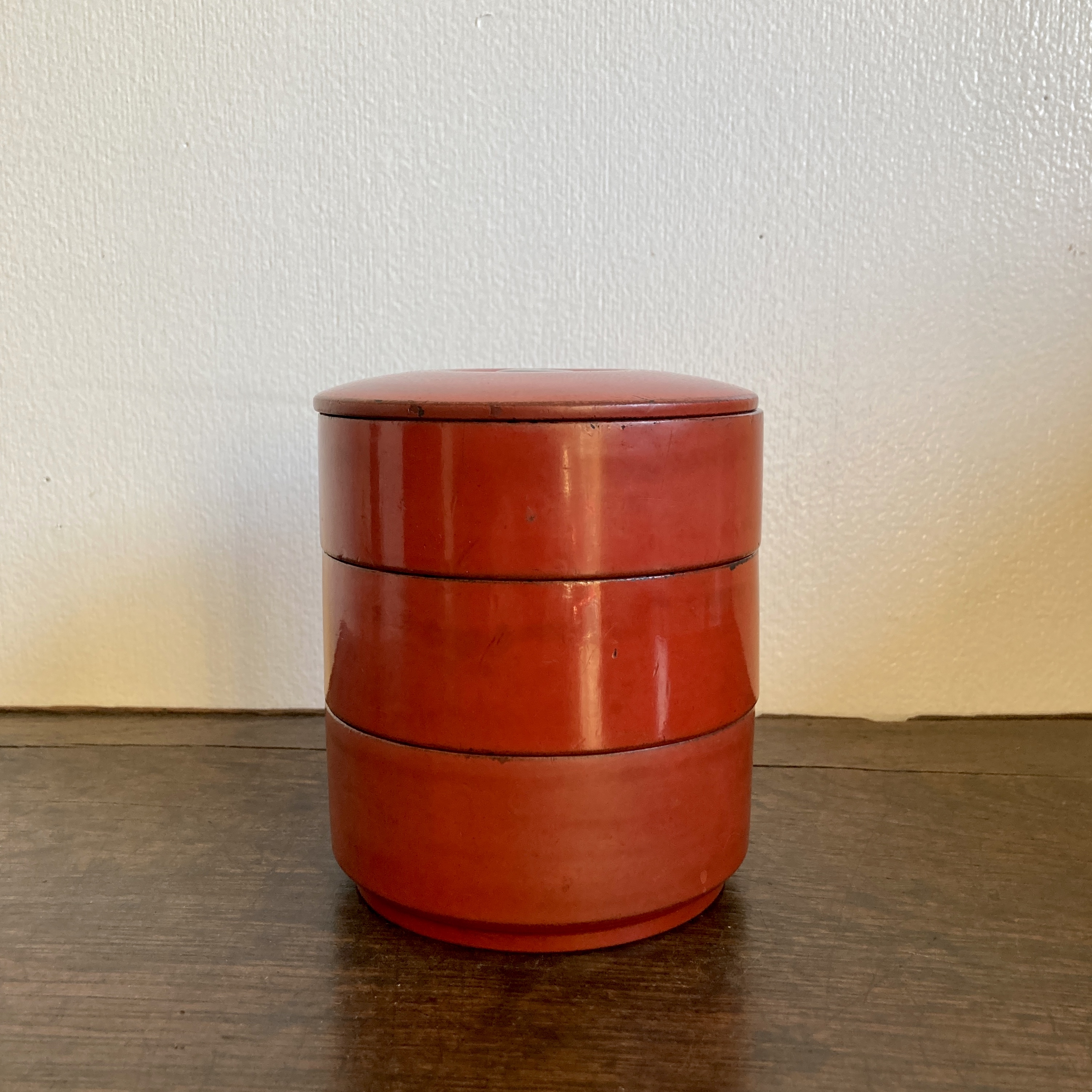● 根来手菓子器 ／ 朱漆3段重