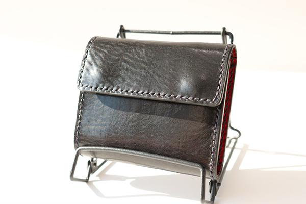新商品のお知らせ　手縫い三つ折り財布　イタリアンレザー　ダグラスブラック＆レッド