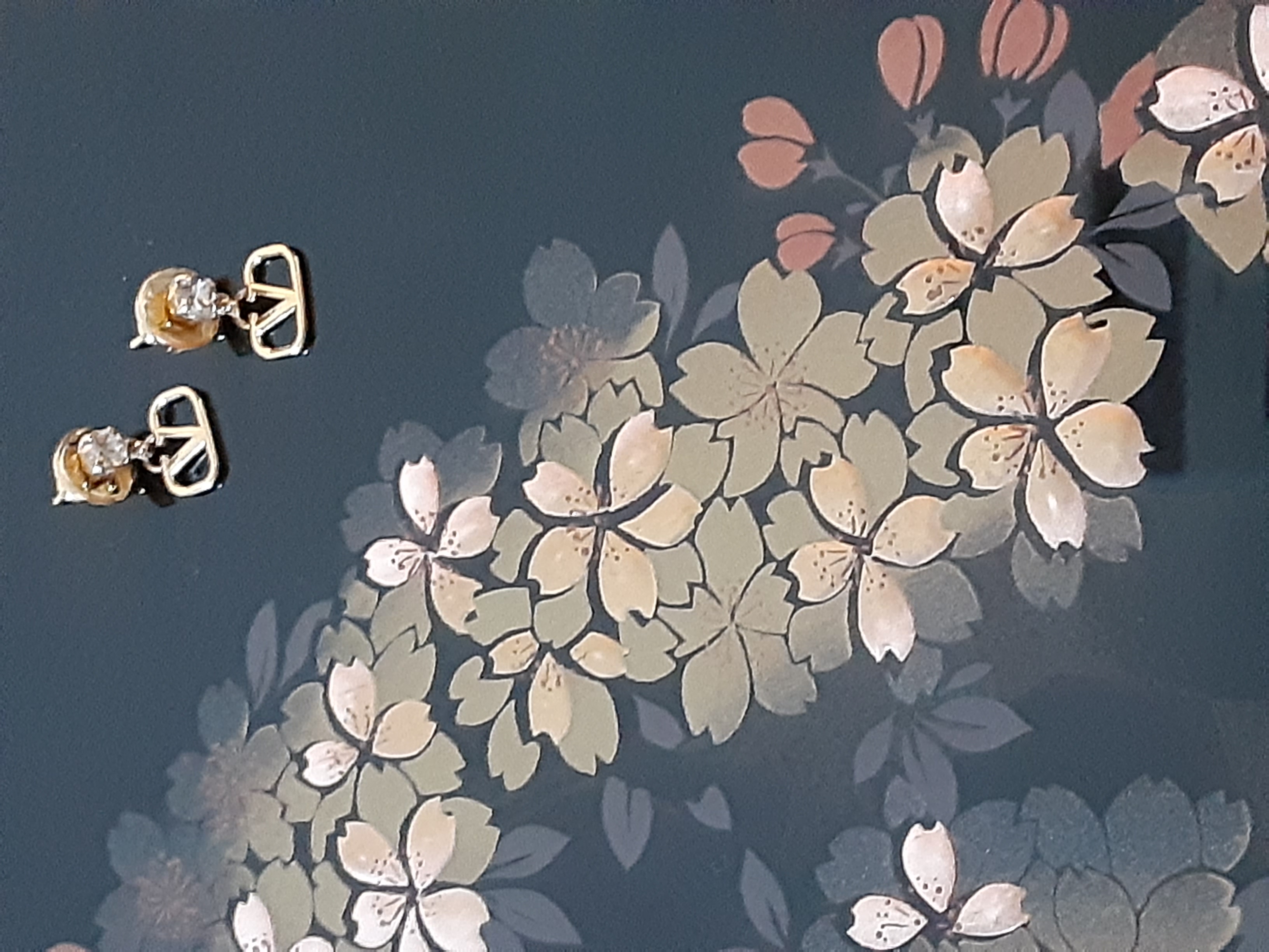 VALENTINO★Vロゴ　シグネチャーメタルXクリスタルピアス入荷