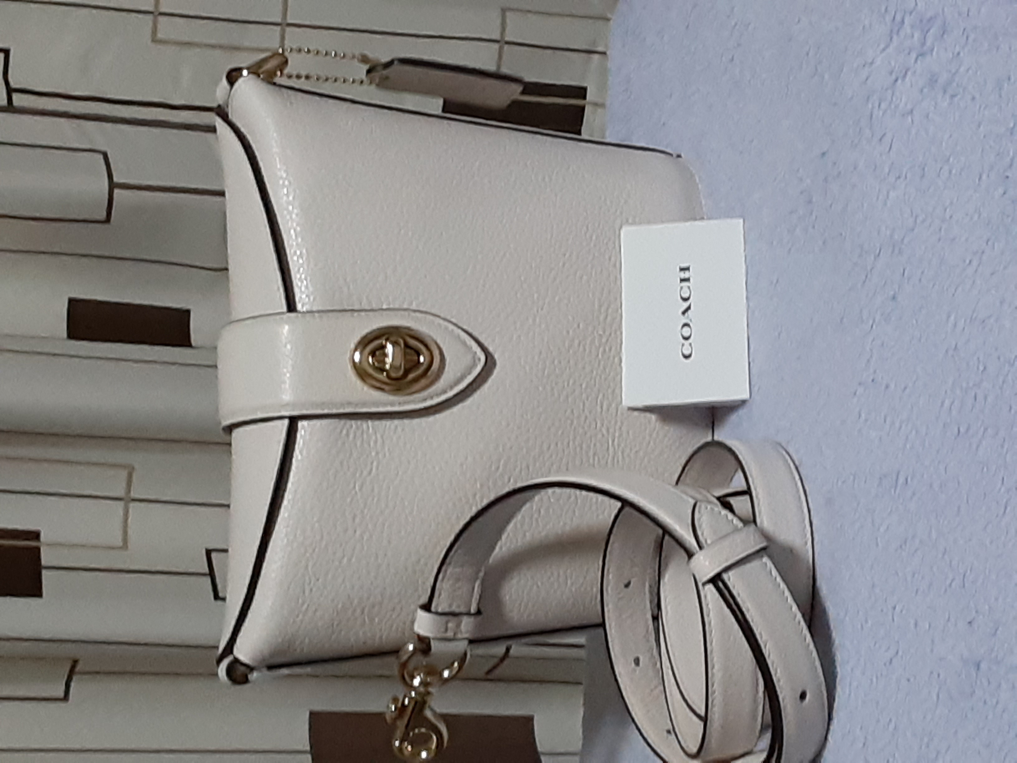 COACH　Addieクロスボディ　ショルダーバック