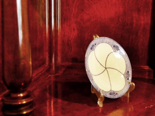 梅模様の豆皿を飾ってみました