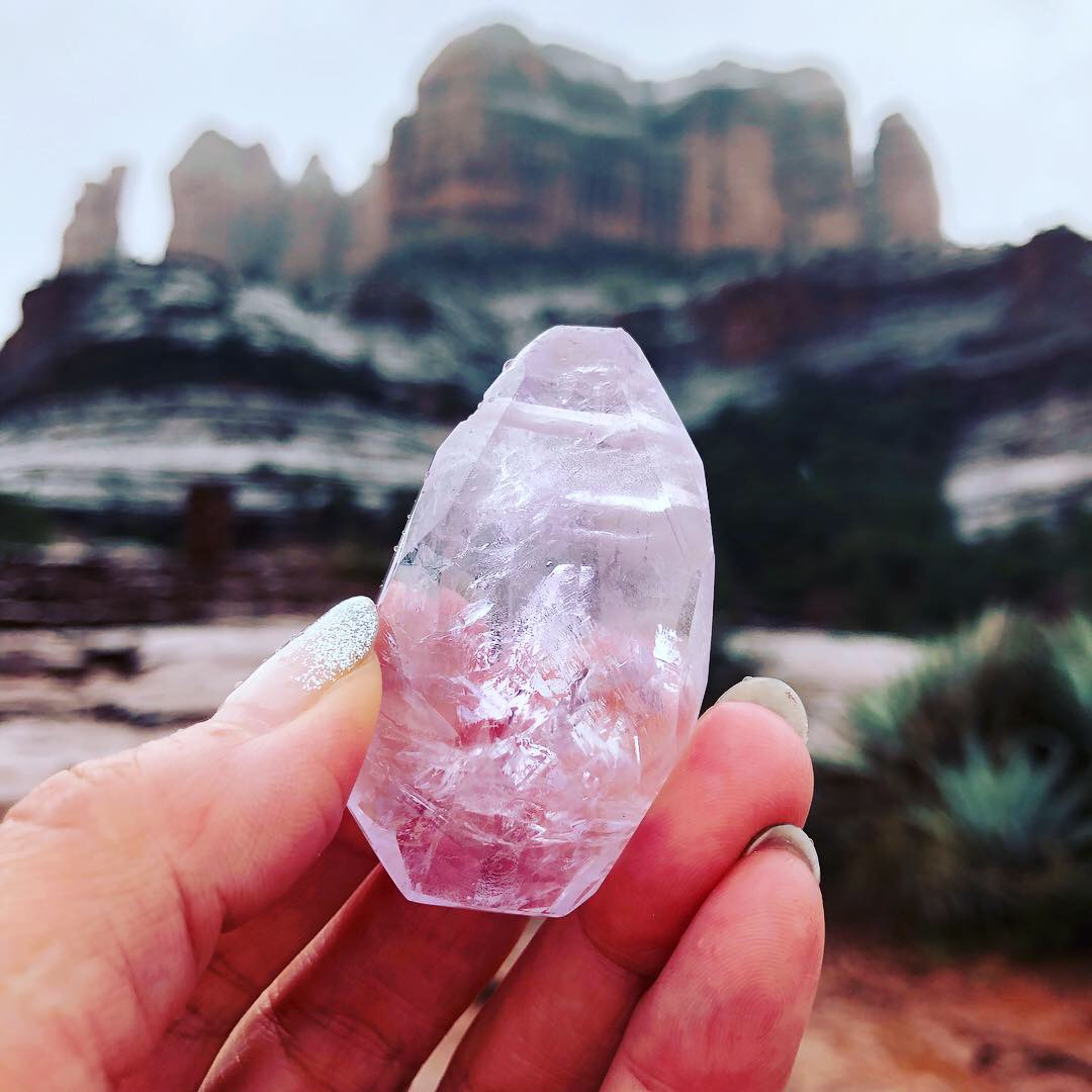 人生という旅路に、祈りと石を。