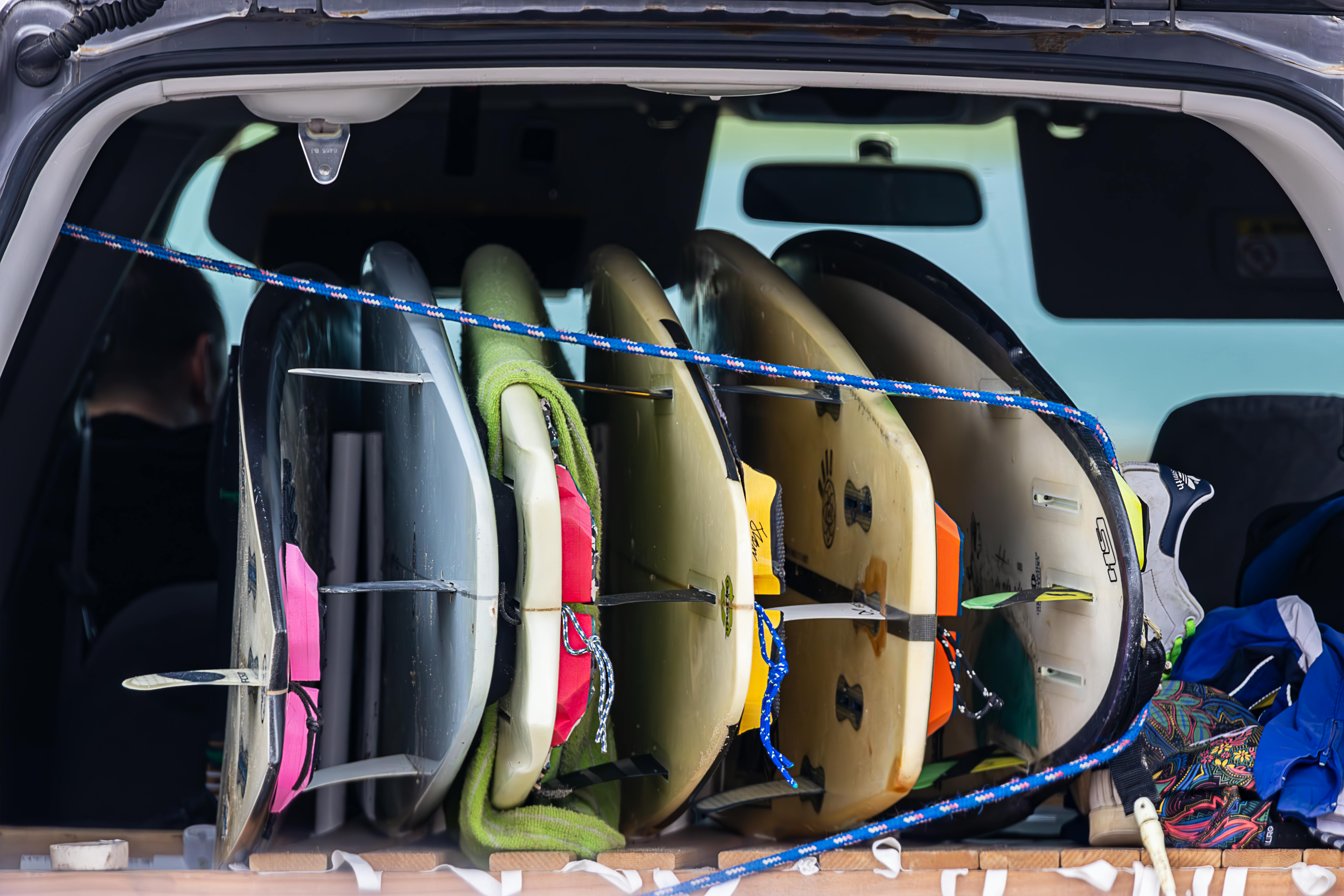 サーフィン帰りに困る“車まわり問題”5選。海に通う人ほど持っておきたい便利グッズ