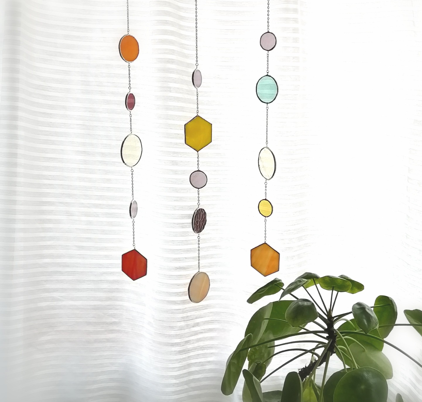 ほっこり暖かなカラーのサンキャッチャー。