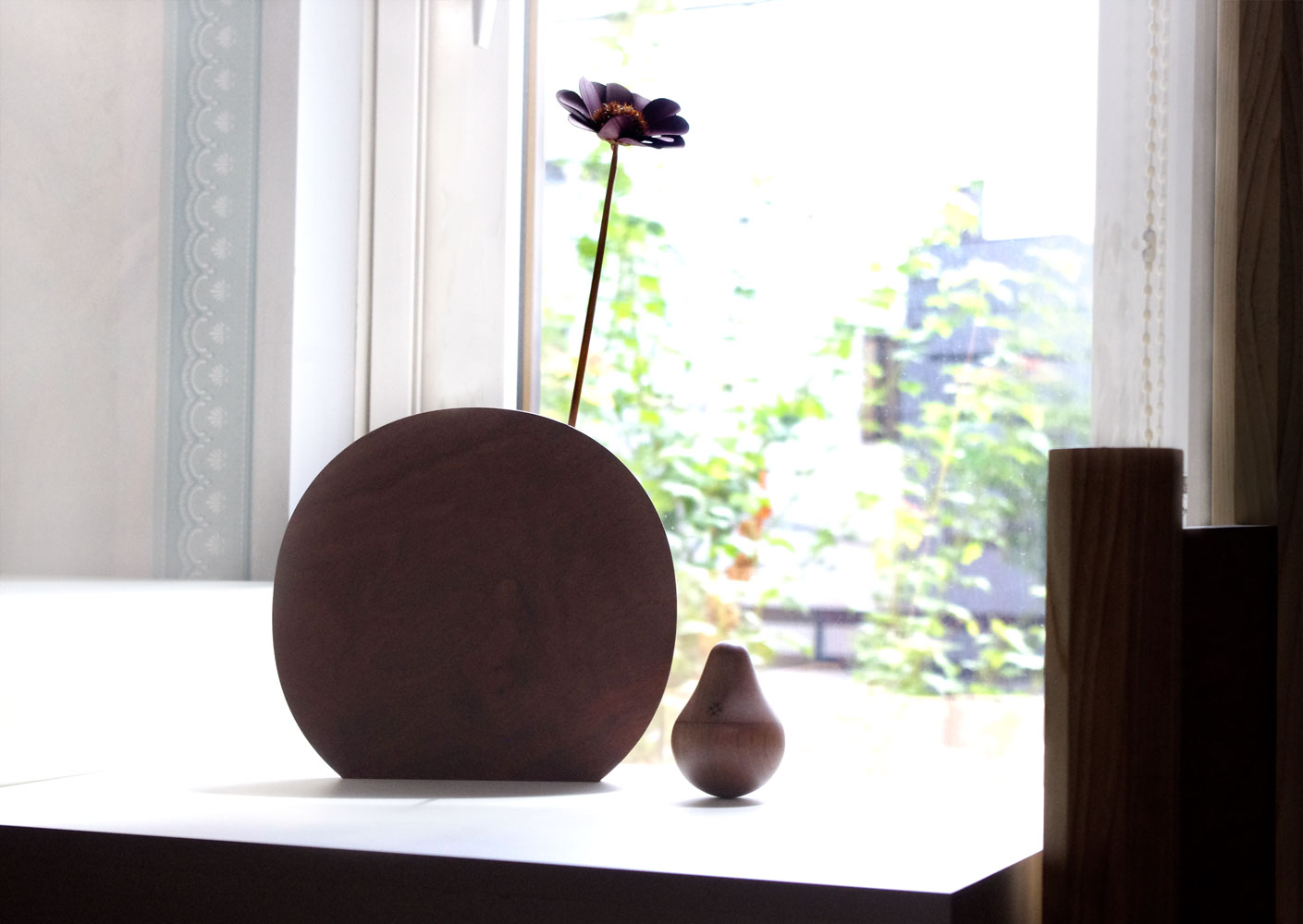 ちょっとしたスペースに、パレットにお花を描く花器「Palette vase」