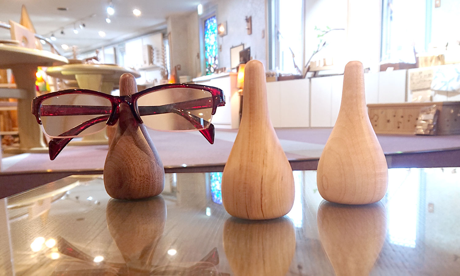 シンプルでユニークな形のメガネスタンド♪