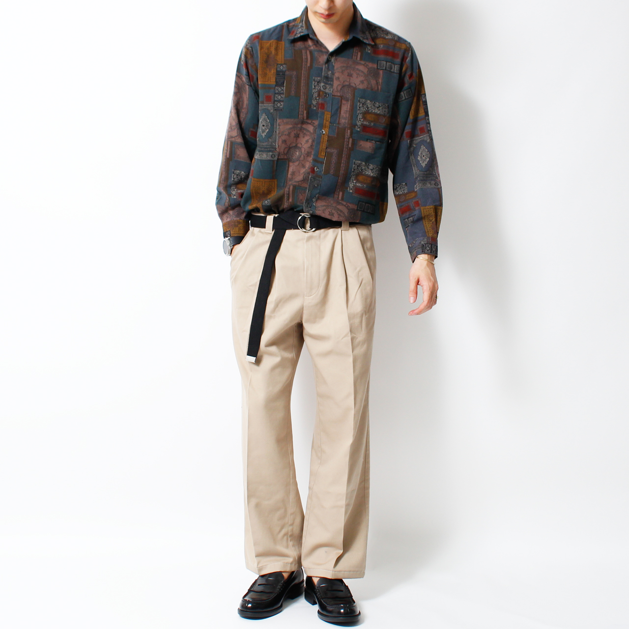 柄シャツ×チノパン
