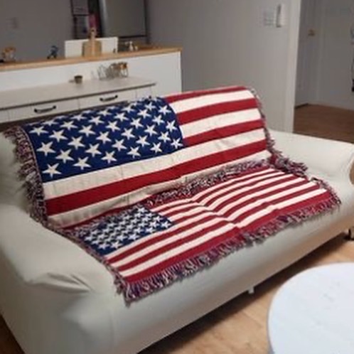 アメリカン✨なフロアマットはソファにも使えます😁
