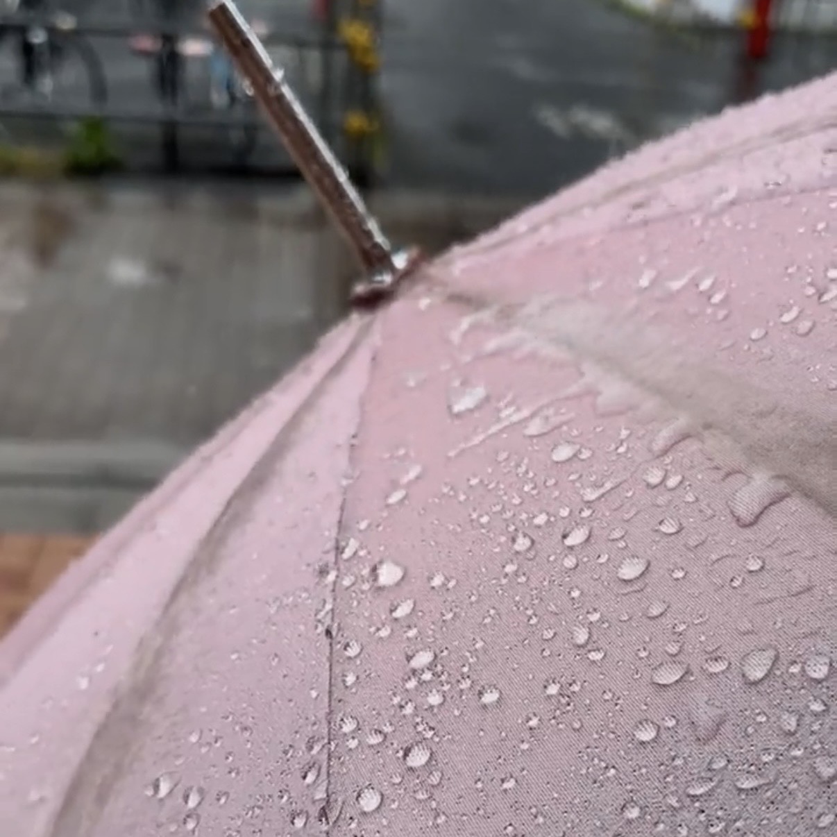 【晴雨兼用傘のお手入れ方法】長持ちさせるコツと正しい保管方法を解説