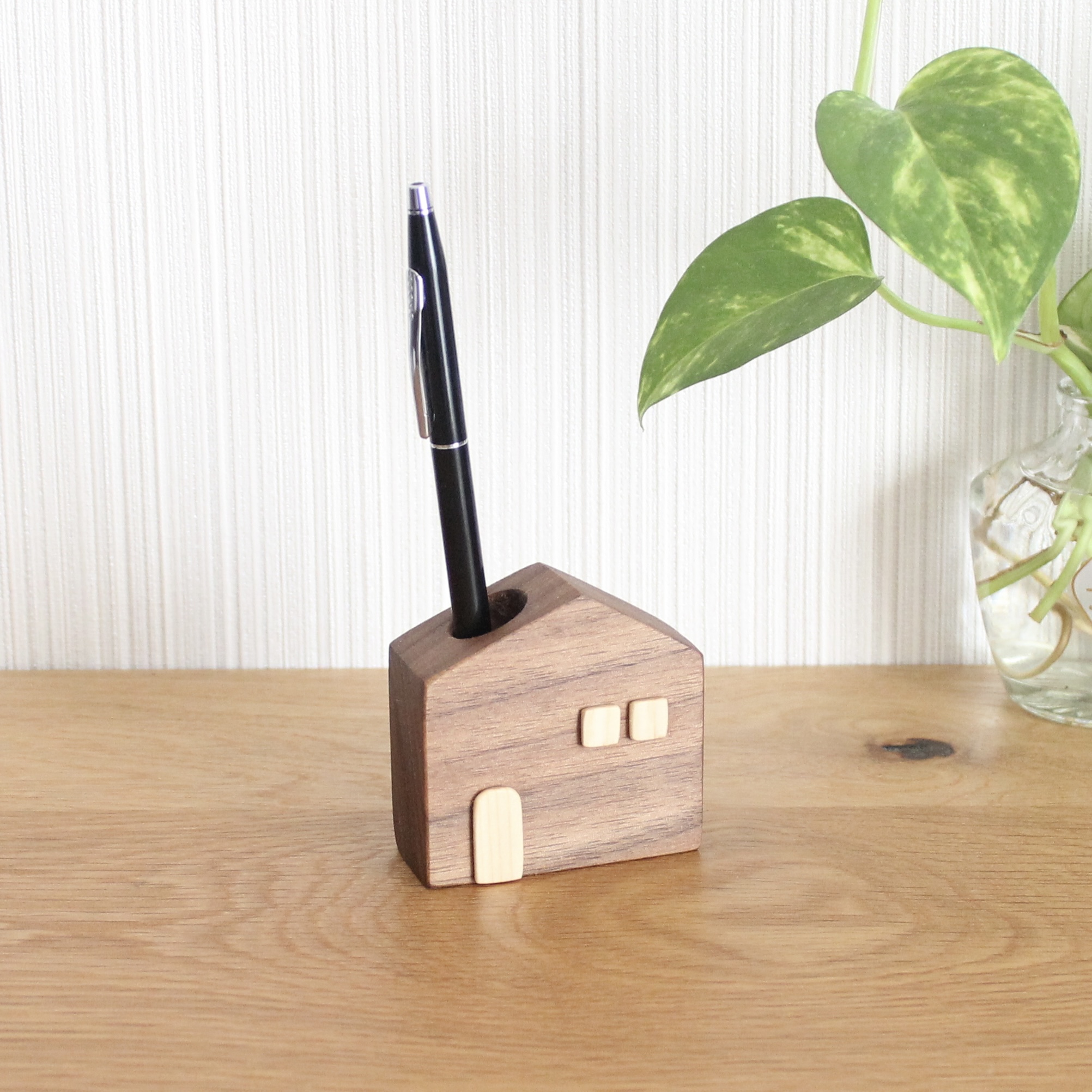 かわいい木のお家ペンスタンド｜ウォールナット無垢材の木製ペン立て