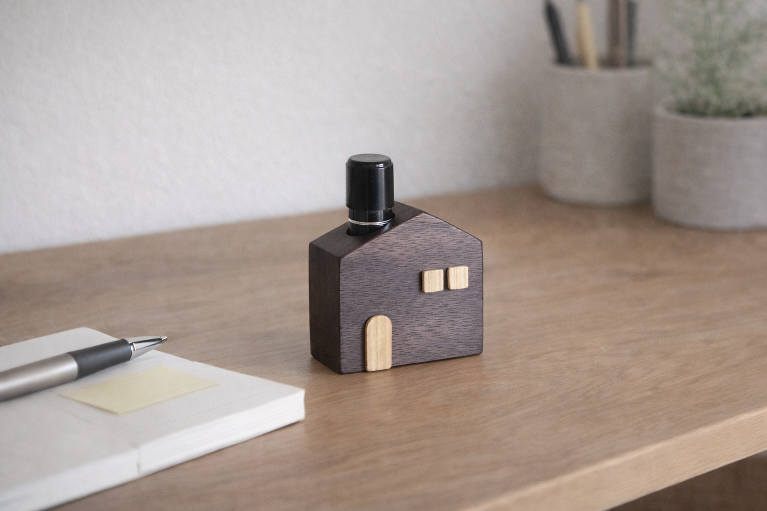 落ち着いた佇まいの、かわいい木のお家印鑑スタンド（ウォールナット）