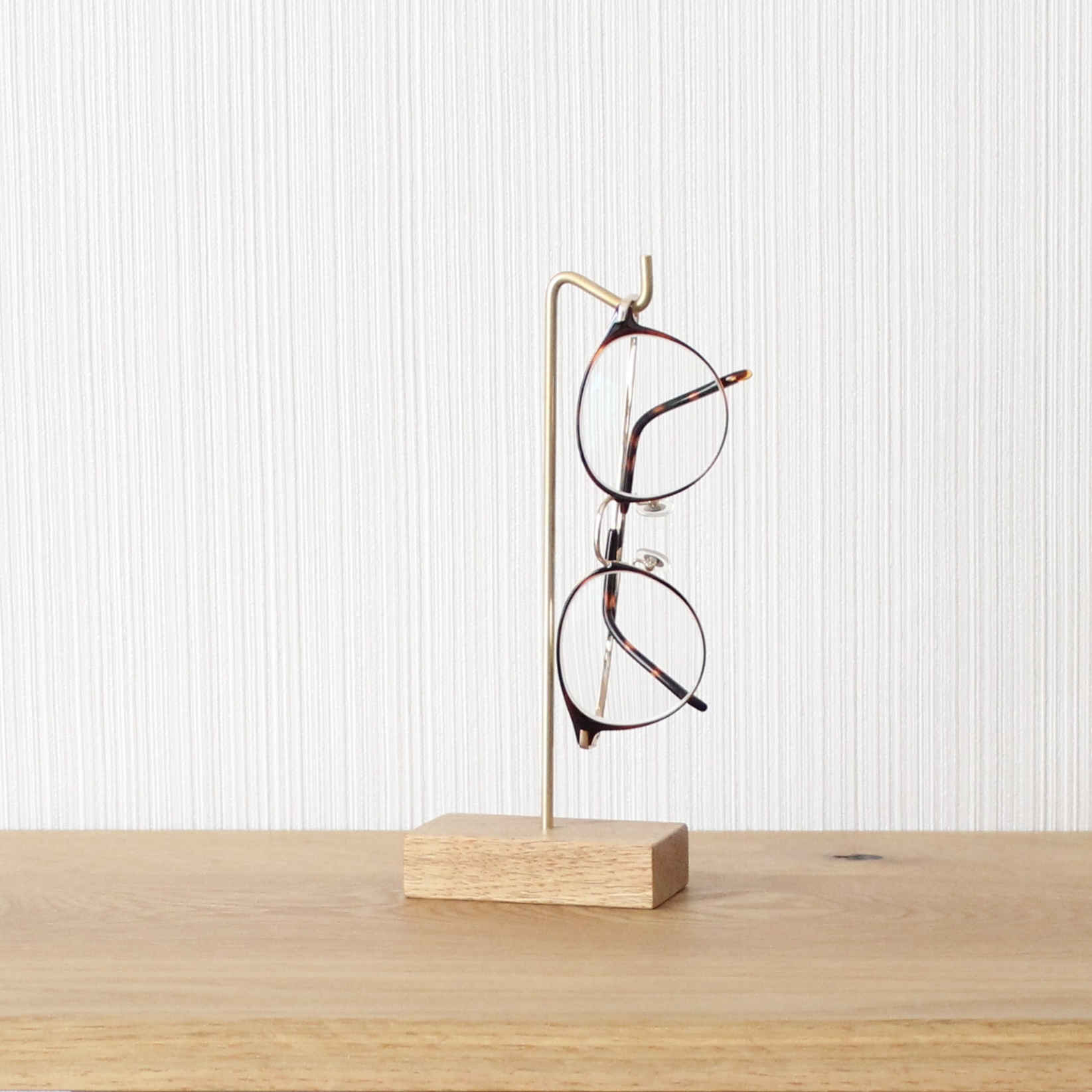 暮らしに寄り添う、木と真鍮の上質なメガネスタンド（オーク×真鍮｜1本掛け）