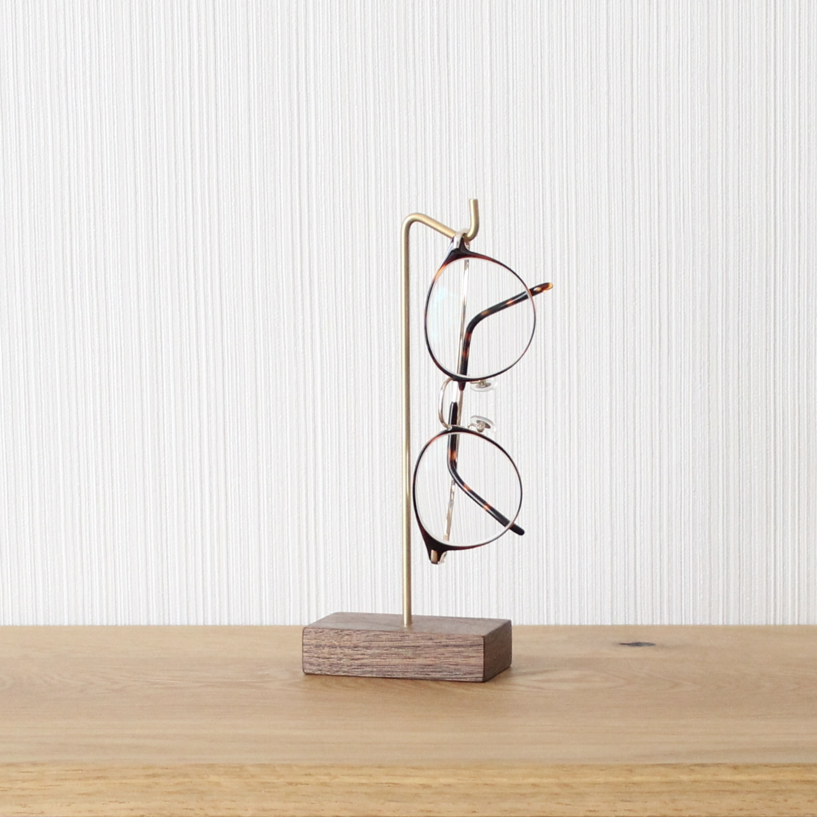 落ち着いた美しさを添える、木と真鍮のメガネスタンド（ウォールナット×真鍮｜1本掛け）