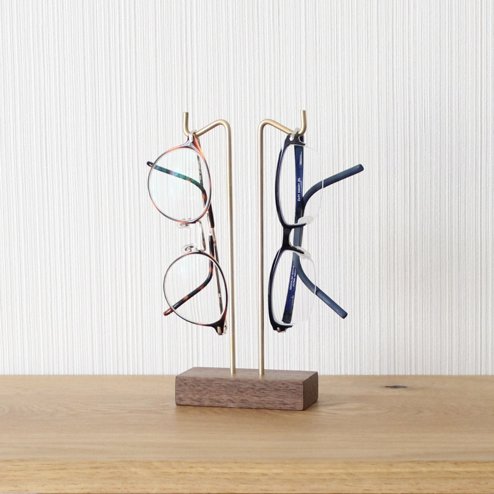 暮らしに寄り添う、木と真鍮のメガネスタンド（ウォールナット×真鍮｜2本掛け）