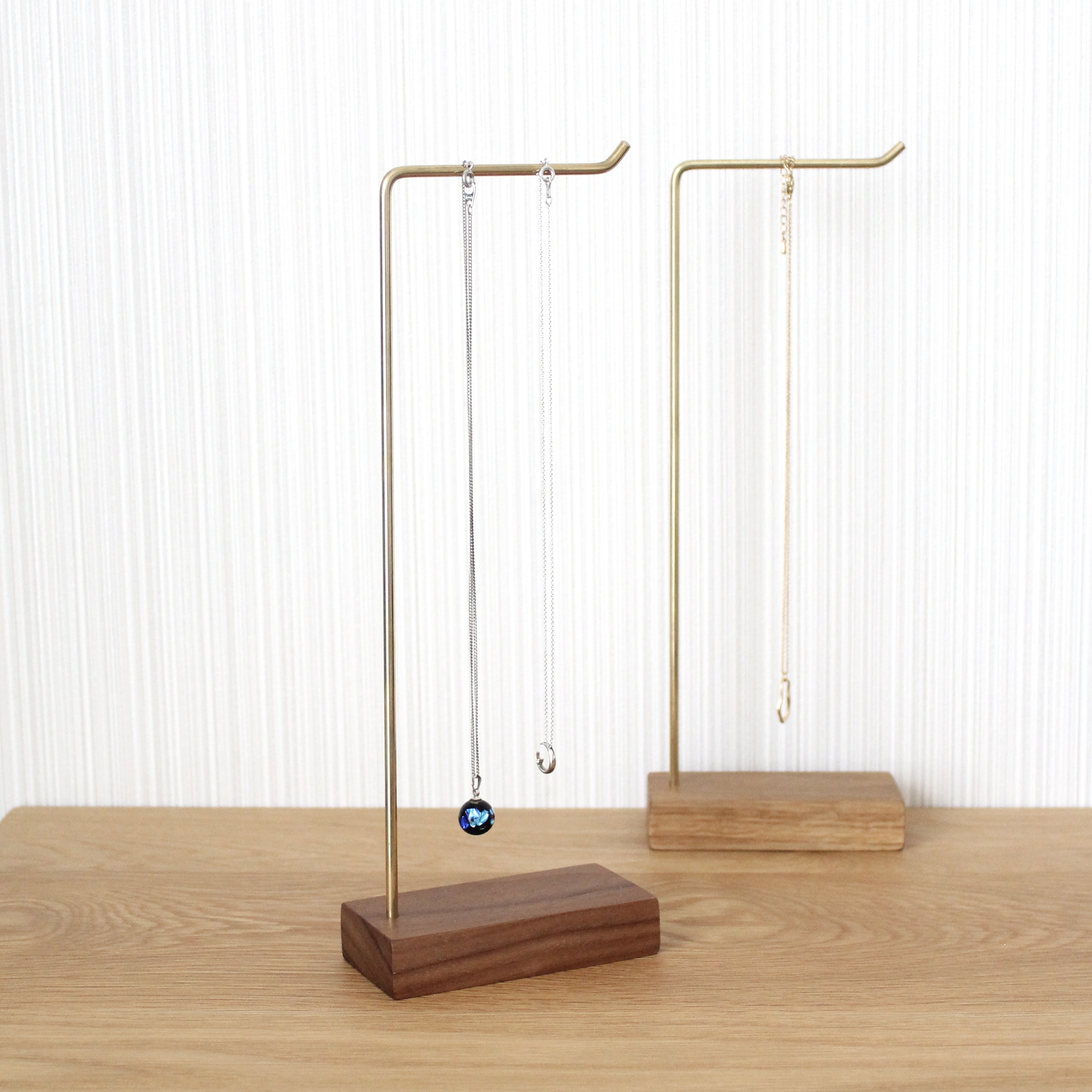 ウォールナット×真鍮のアクセサリースタンド