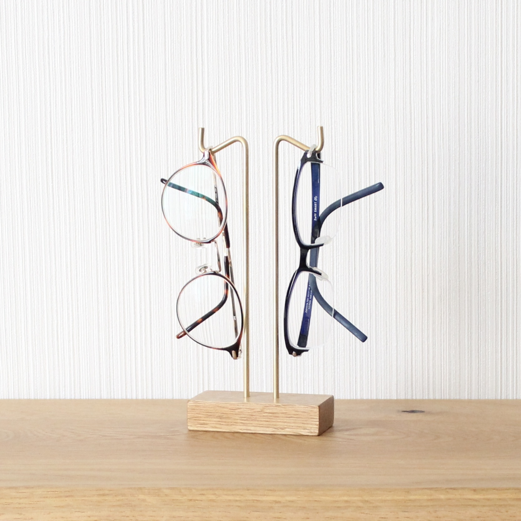 暮らしに寄り添う、木と真鍮の上質なメガネスタンド（オーク×真鍮｜2本掛け）
