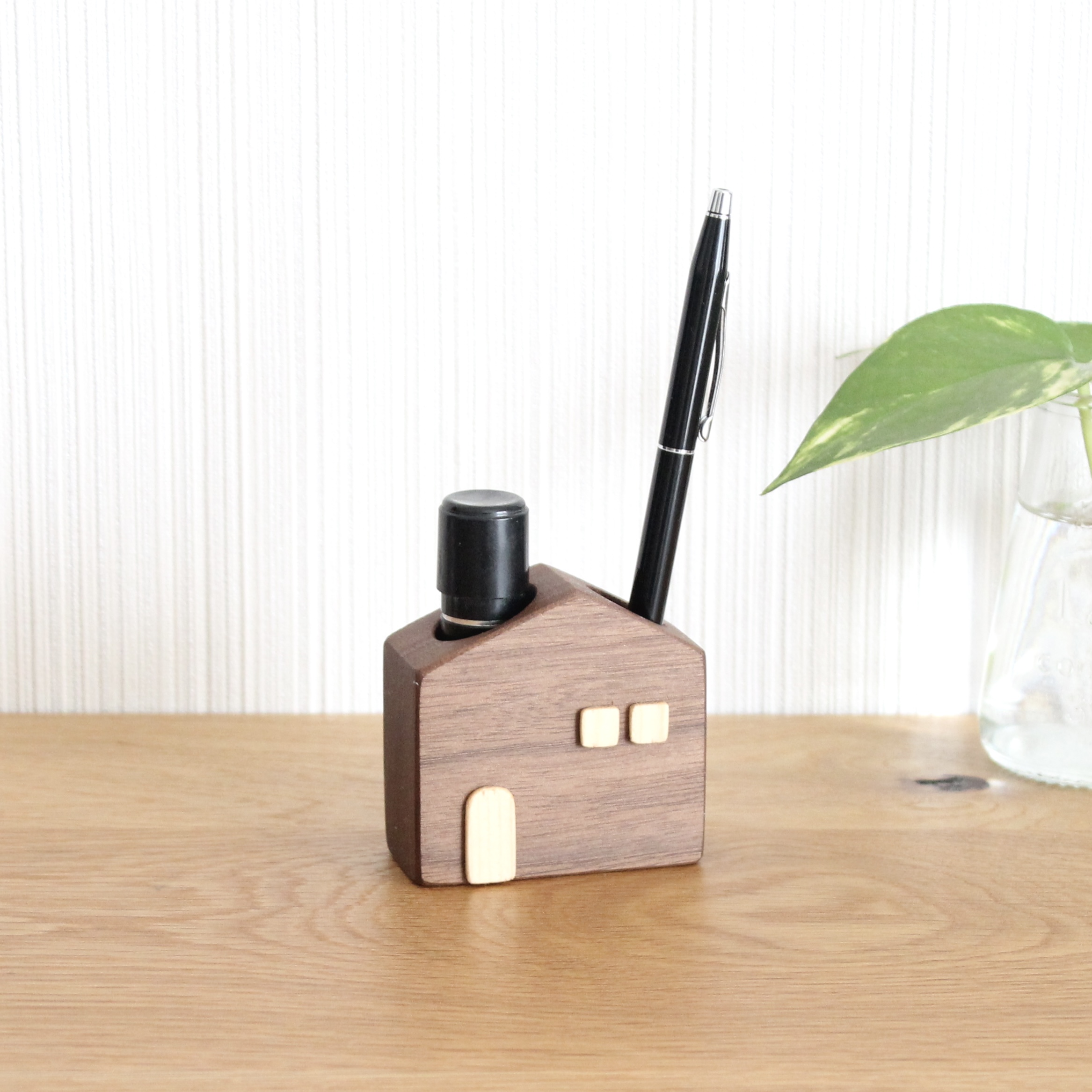 落ち着いた暮らしに寄り添う、ウォールナットの印鑑・ペンスタンド