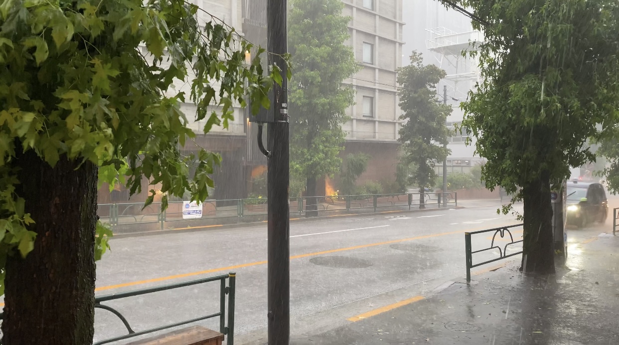 大雨と白い長靴