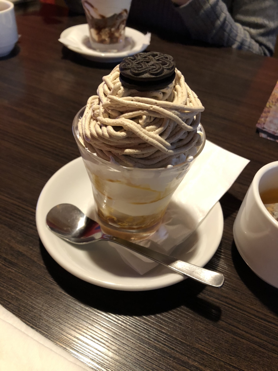 友達とお茶でモンブランパフェ♪