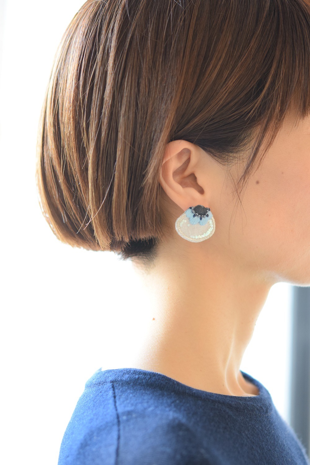 美しい刺繍のピアス「山と湖」　ミズイロトシロ