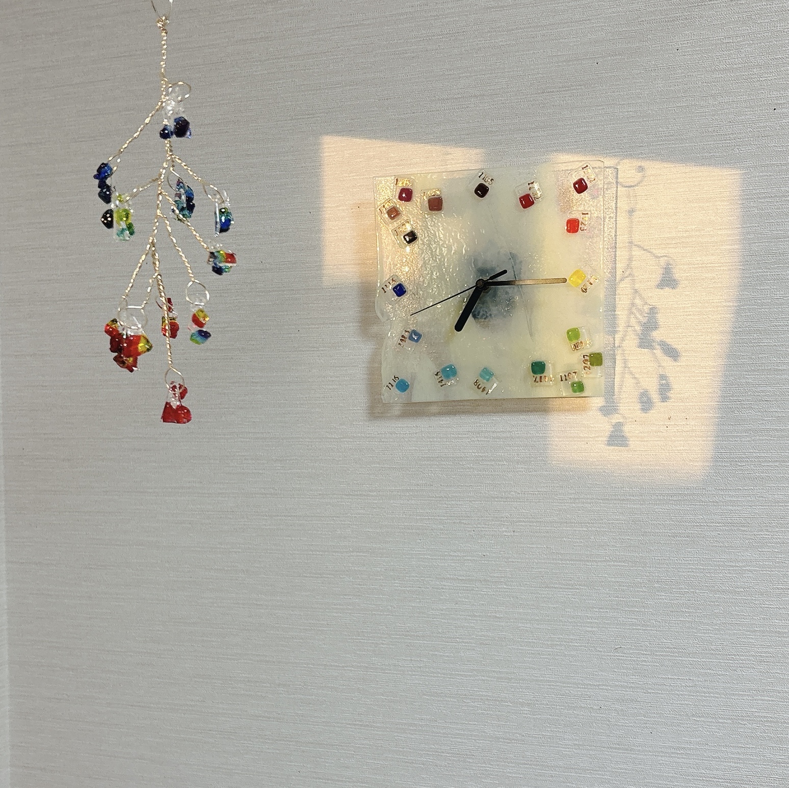 朝の光とガラスアート｜透明な時を刻む「光の小枝」と自作の時計