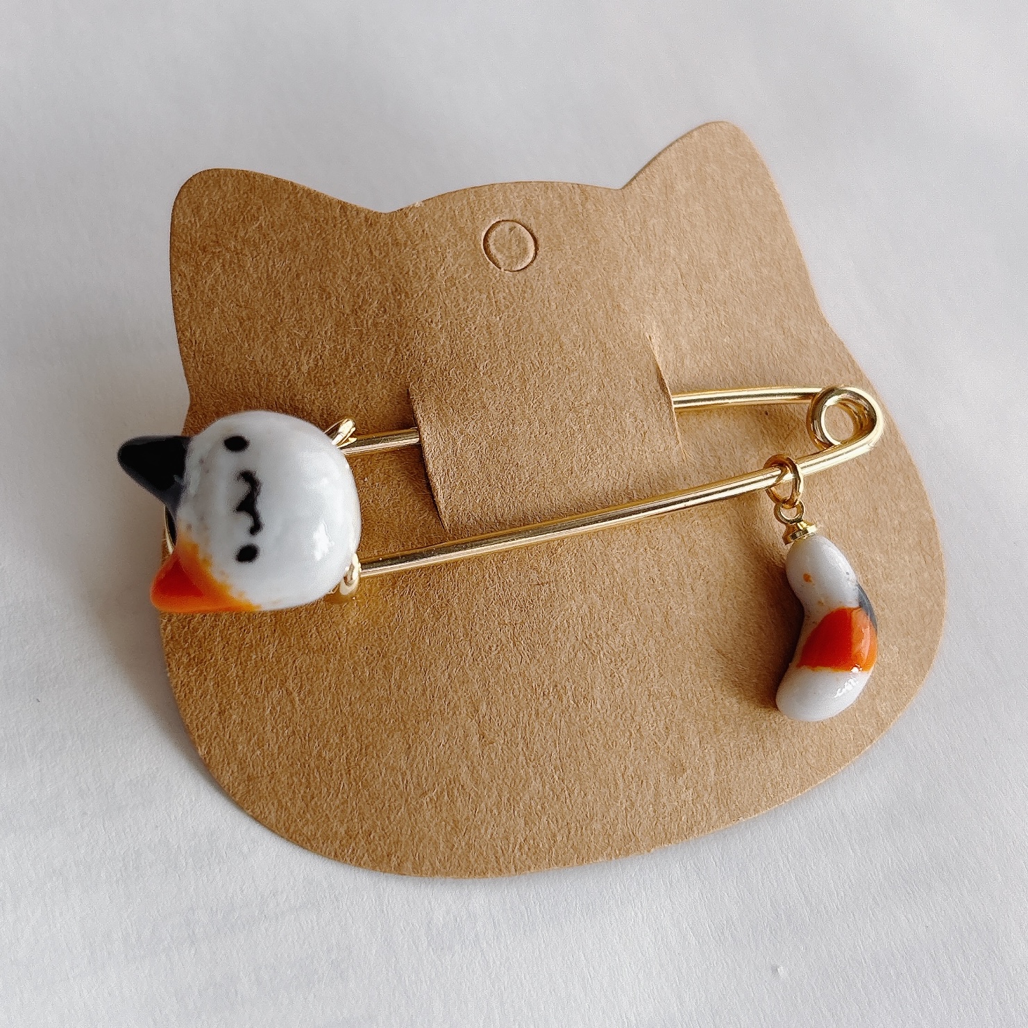 軽やかで愛らしい「猫のブローチ」