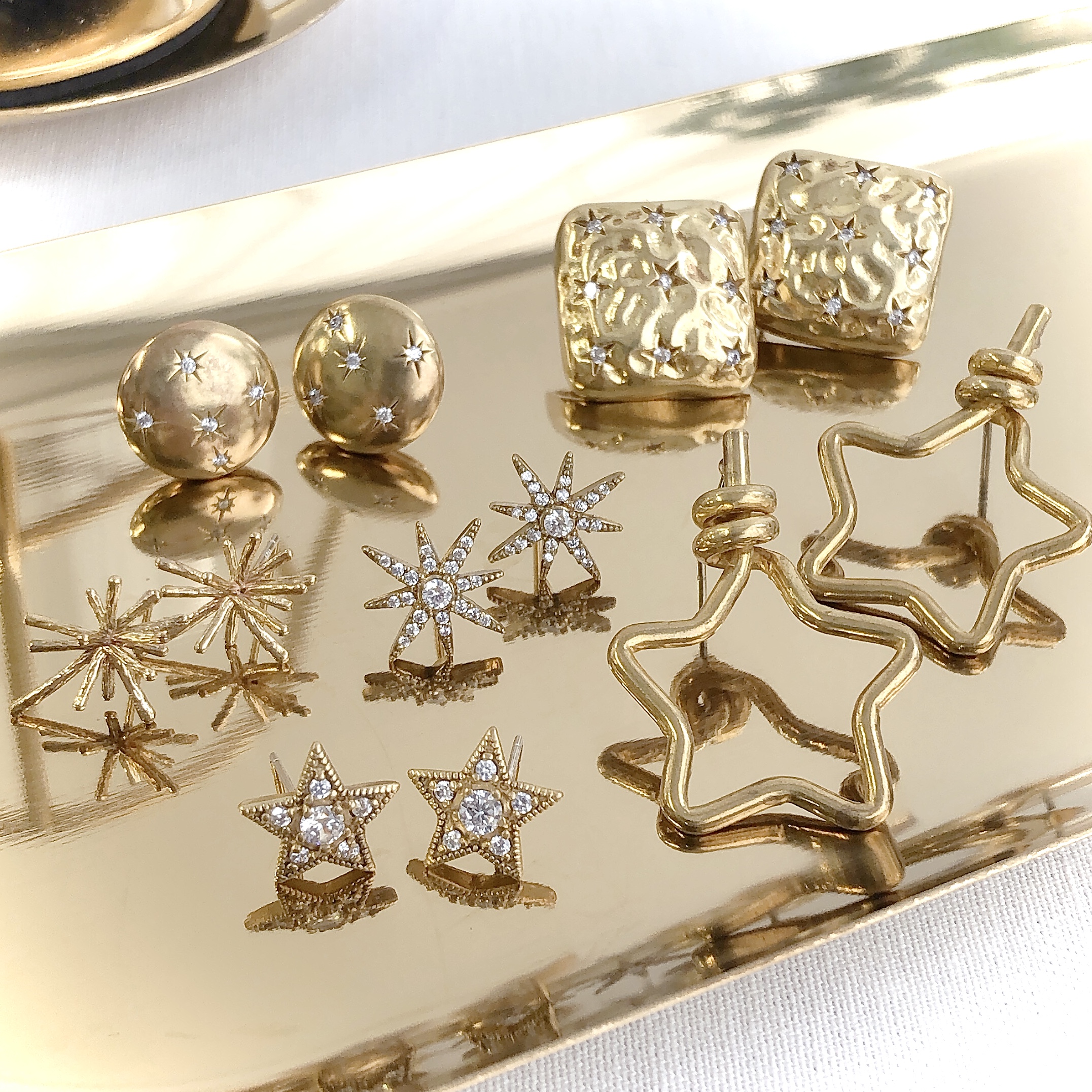 冬のスタイリングを輝かせる星モチーフピアス