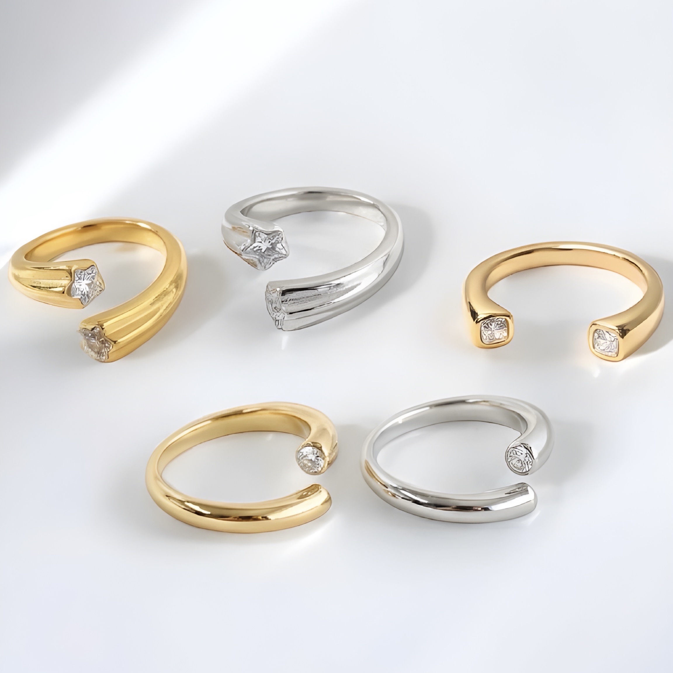 カットで表情が変わる。キュービックジルコニアのオープンリング